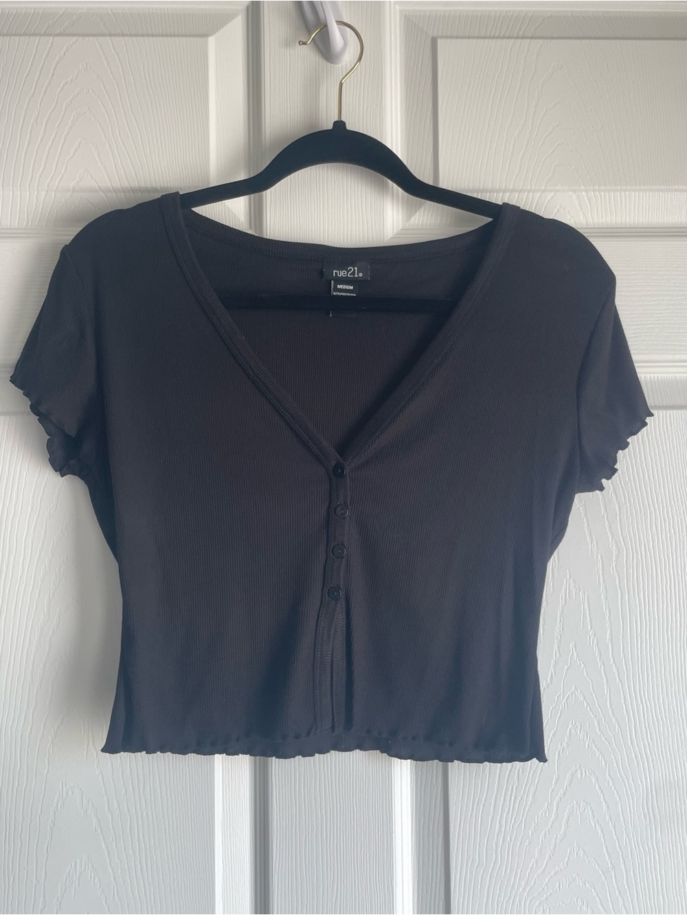 Rue21 Black Ribbed V-Neck Button Front Cropped Top with Lettuce Trim Size Medium